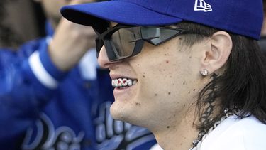 ARCHIVO - El cantante mexicano Peso Pluma sonríe al hablar con el primer pitcher Julio Urias antes de lanzar la primera bola del partido entre los Dodgers de Los Angeles y los Piratas de Pittsburgh el 5 de julio de 2023 en Los Angeles. Peso Pluma encabeza la lista de finalistas de los Premios Billboard de la Música Latina con 21 menciones, según se anunció el 24 de agosto de 2023. (Foto AP/Mark J. Terrill, archivo)