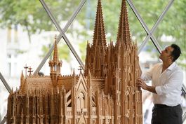 refugiado sirio construye replica de la catedral de colonia