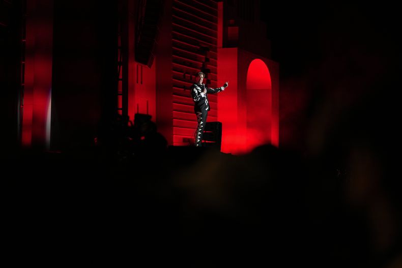 El vocalista Pelle Almqvist de la banda sueca de rock The Hives durante su concierto en el festival Corona Capital de la Ciudad de México el viernes 17 de noviembre de 2023. (Foto AP/Eduardo Verdugo)