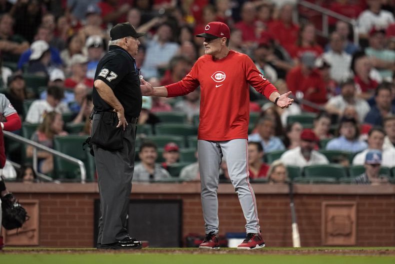 El mánager de los Rojos de Cincinnati, David Bell, a la derecha, con el umpire del plato Larry Vanover, a la izquierda, durante la sexta entrada contra los Cardenales de San Luis, el martes 10 de septiembre de 2024, en San Luis. (AP Foto/Jeff Roberson)