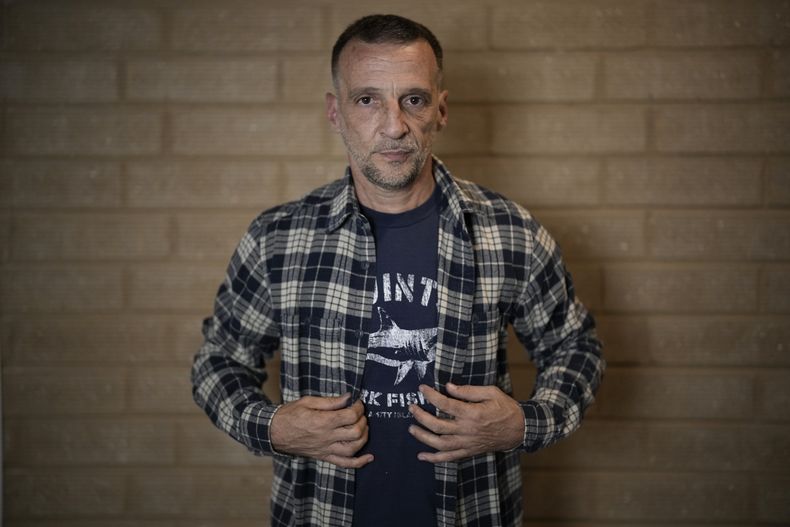 Mathieu Kassovitz posa después de una entrevista con Associated Press, en Tremblay-en-France, el martes 17 de septiembre de 2024. (Foto AP/Christophe Ena)