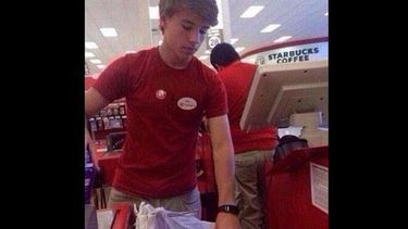 americateve | El apuesto cajero de supermerado que enamoró a las adolescentes en los EEUU sería el protagonista de una meticulosa campaña de marketing