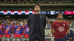 Mauricio Pochettino (centro), seleccionador de Estados Unidos, y su primer asistente, Jesús Pérez, derecha, durante la ceremonia de himnos nacionales previos al partido amistoso de fútbol contra Panamá, el sábado 12 de octubre de 2024, en Austin, Texas. (AP Foto/Rodolfo González)