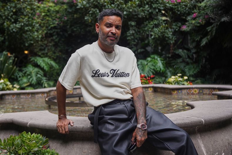 El reggaetonero puertorriqueño Zion posa para un retrato en la Ciudad de México, el 25 de septiembre de 2025. (Foto AP/Jon Orbach)