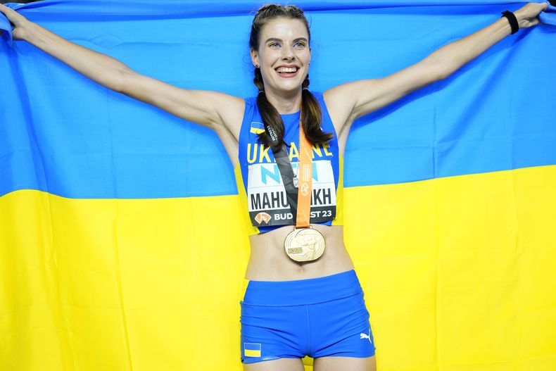 La ucraniana Yaroslava Mahuchikh tras ganar la medalla de oro del salto de altura en el Mundial de atletismo, el domingo 27 de agosto de 2023, en Budapest. (AP Foto/Bernat Armangue)