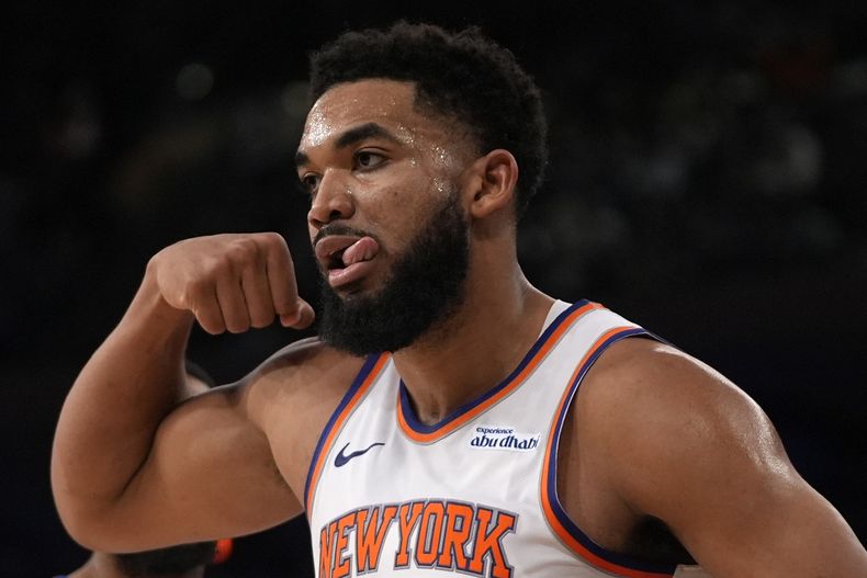 Karl-Anthony Towns, de los Knicks de Nueva York, festeja un enceste el jueves 5 de diciembre de 2024, en un partido ante los Hornets de Charlotte (AP Foto/Pamela Smith)