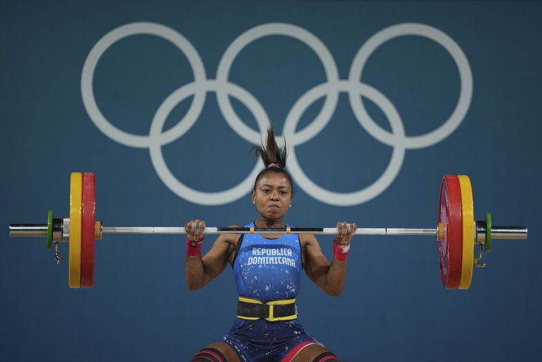 La dominicana Beatriz Pirón Candelario compite en la halterofilia femenina división de 49 kilos, de los Juegos Olímpicos de París, el miércoles 7 de agosto de 2024, en París. (AP Foto/Kin Cheung)