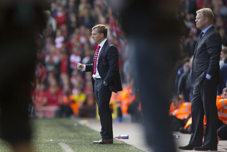 El t&eacute;cnico de Liverpool, Brendan Rodgers, centro, observa un partido contra Southampton por la liga Premier el domingo, 17 de agosto de 2014, en Liverpool.  (AP Photo/Jon Super)