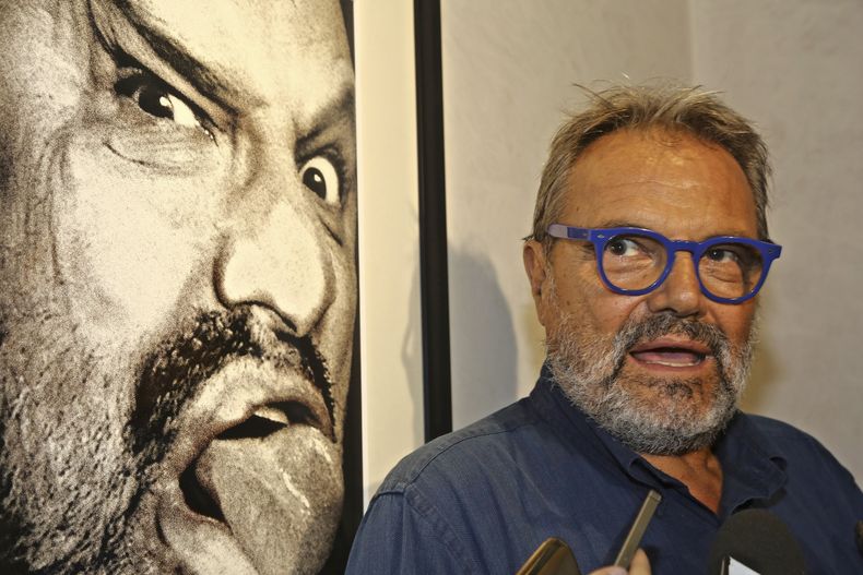 El fotógrafo italiano Oliviero Toscani aparece frente a una de sus obras, un autorretrato, en la antigua iglesia de San Pier Scheraggio, en Florencia, Italia, el 7 de septiembre de 2016. (Leonardo Bianchi/LaPresse via AP)