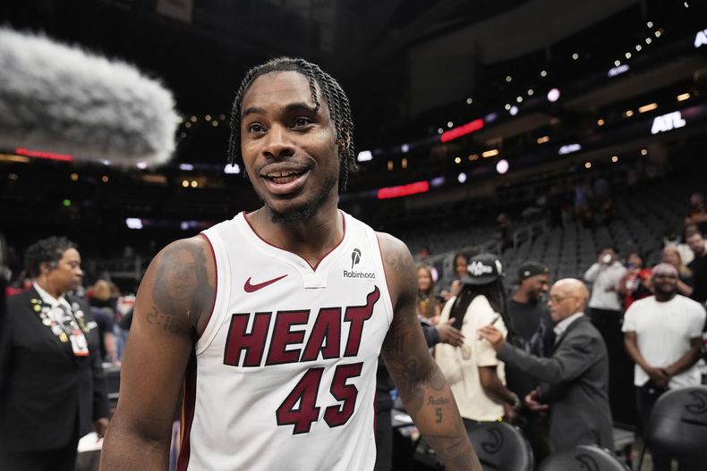 ARCHIVO - Foto del 18 de abril 2025 Davion Mitchell del Heat de Miami abandona la cancha en el encuentro ante los Hawks de Atlanta. (AP Foto/Brynn Anderson, Archivo)