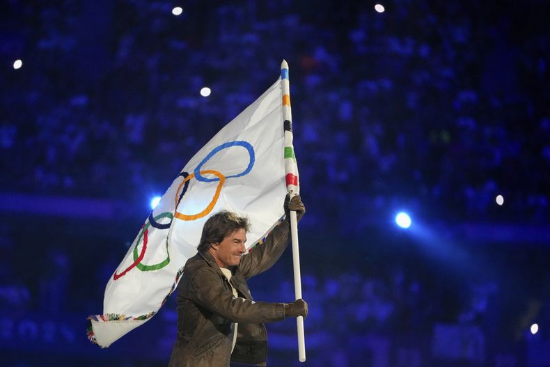 Tom Cruise porta la bandera olímpica durante la ceremonia de clausura de los Juegos Olímpicos de Verano de 2024 en el Stade de France, el domingo 11 de agosto de 2024, en Saint-Denis, Francia. (Foto AP/Natacha Pisarenko)