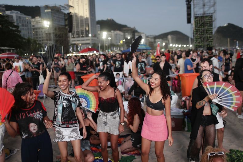 Fans vitorean mientras esperan el inicio del concierto gratuito de Lady Gaga en la playa de Copacabana en Río de Janeiro, el sábado 3 de mayo de 2025. (Foto AP/Bruna Prado)