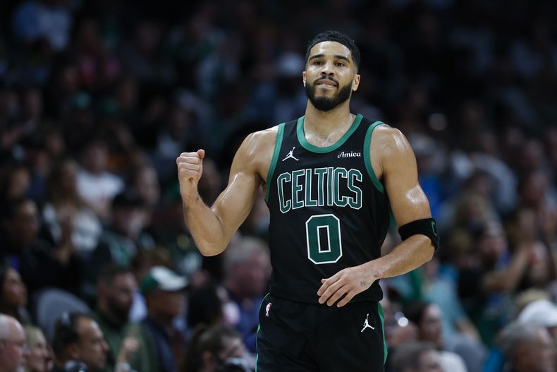Jayson Tatum, alero de los Celtics de Boston, festeja durante el encuentro ante los Hornets de Charlotte, el viernes 1 de noviembre de 2024 (AP Foto/Nell Redmond)