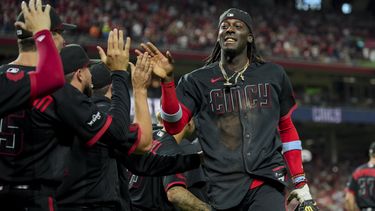 El dominicano Elly De La Cruz de los Rojos de Cincinnati saluda a sus compañeros tras el juego ante los Bravos de Stlanta el viernes 23 de junio del 2023. (AP Foto/Aaron Doster)