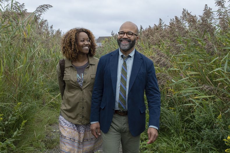 En esta imagen proporcionada por MGM, Erika Alexander, izquierda, y Jeffrey Wright en una escena de American Fiction. (Claire Folger/MGM-Orion Releasing vía AP)