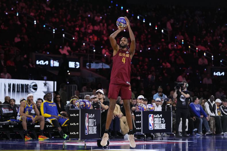 El pívot de los Cavaliers de Cleveland, Evan Mobley, compite durante el desafío de habilidades en las festividades del Juego de Estrellas de baloncesto de la NBA el sábado por la noche, el sábado 15 de febrero de 2025, en San Francisco. (AP Foto/Godofredo A. Vásquez)