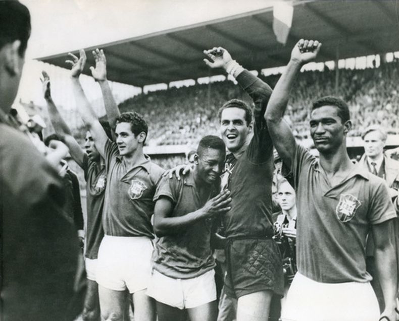 ARCHIVO - Pelé, de 17 años, llora sobre el hombro del arquero Gylmar dos Santos Neves tras la victoria sobre Suecia en la final de la Copa del Mundo en Estocolmo (AP foto,archivo)