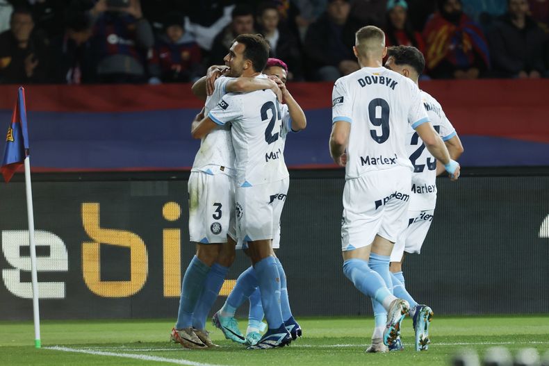 Miguel Gutiérrez (izquierda) celebra con sus compañeros tras anotar el segundo gol de Girona en la victoria 4-2 ante el Barcelona en la Liga española, el domingo 10 de diciembre de 2023, en Barcelona. (AP Foto/Joan Monfort)