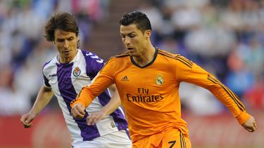 americateve | El jugador de Real Madrid, Cristano Ronaldo, derecha, disputa un bal&oacute;n en un partido contra Valladolid el mi&eacute;rcoles, 7 de mayo de 2014, en Valladolid, Espa&ntilde;a. (AP Photo/Israel L. Murillo)