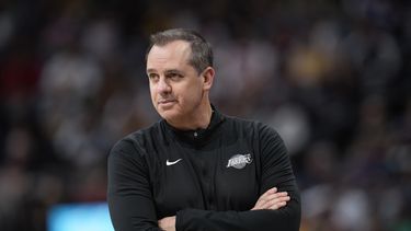 ARCHIVO - Foto del 10 de abril del 2022, el entrenador de los Lakers de Los Ángeles Frank Vogel observa el encuentro ante los Nuggets de Denver. El viernes 2 de junio del 2023, los Suns nombran a Vogel como nuevo entrenador. (AP Foto/David Zalubowski, Archivo)