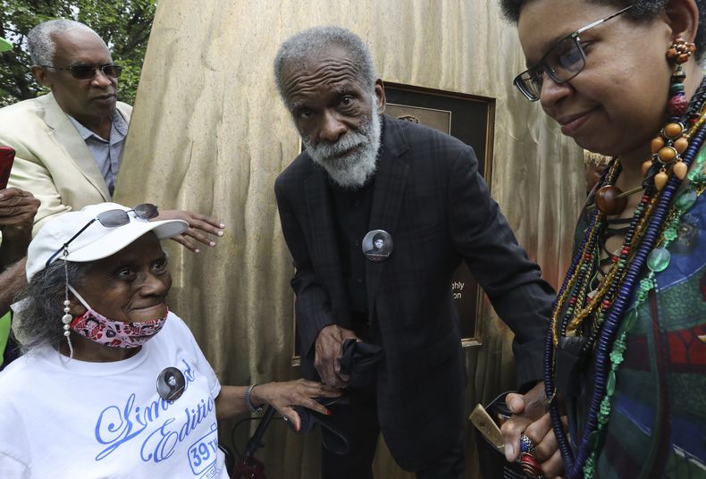 El escultor Richard Hunt (cent) llegando a su obra que fue hecha en honor de la periodista y activista Ida B. Wells-Barnett, en Chicago, el 30 de junio de 2021. (Antonio Perez/Chicago Tribune via AP)