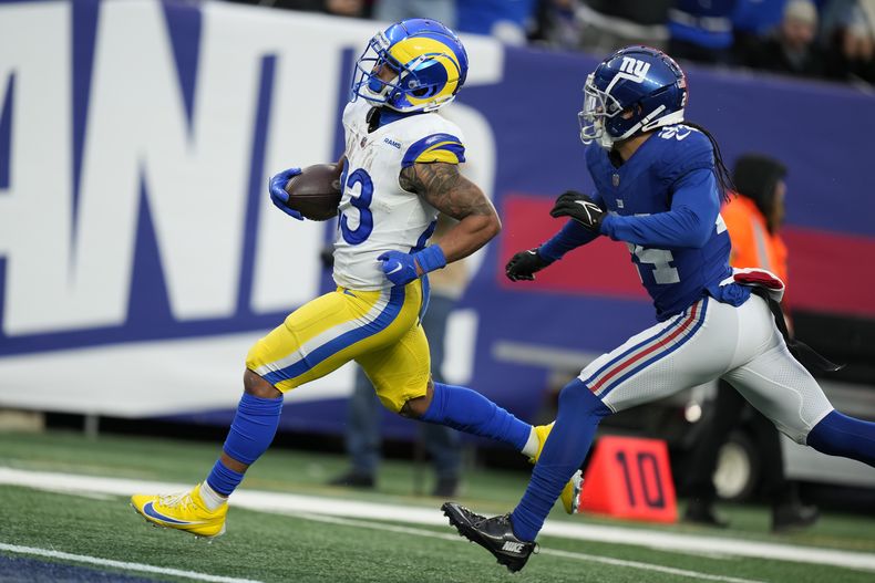 El corredor de los Rams de Los Ángeles Kyren Williams corre con el balón para touchdown en el encuentro ante los Giants de Nueva York el domingo 31 de diciembre del 2023. (AP Foto/Seth Wenig)