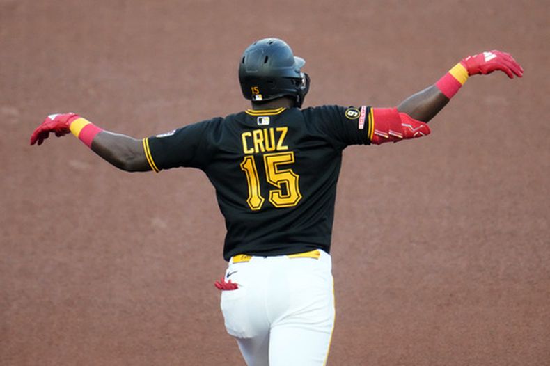 El dominicano Oneil Cruz, de los Piratas de Pittsburgh, celebra tras conseguir un jonrón de dos carreras ante los Tigres de Detroit el martes 18 de agosto de 2026 (AP Foto/Gene J. Puskar)