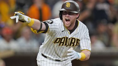 Jake Cronenworth, de los Padres de San Diego, celebra tras conectar un sencillo de oro (walk-off) en la novena entrada con el que los Padres derrotaron a los Gigantes de San Francisco 6-5 en un partido de béisbol el sábado 1 de agosto de 2026, en San Diego. (Foto AP/Gregory Bull)
