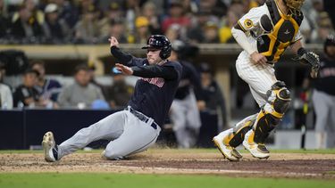 David Fry, de los Guardianes de Cleveland, se desliza para anotar ante los Padres de San Diego, el jueves 15 de junio de 2023 (AP Foto/Gregory Bull)