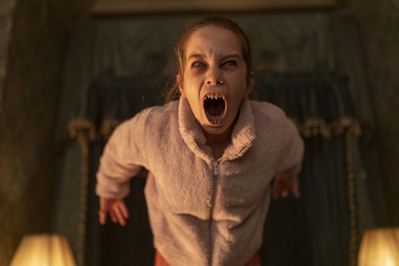 En esta imagen proporcionada por Universal Pictures, Alisha Weir en una escena de Abigail. (Bernard Walsh/Universal Pictures via AP)