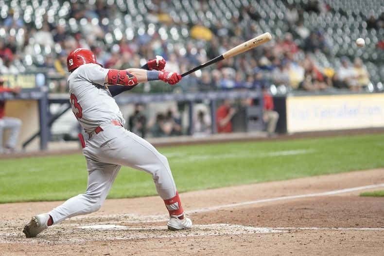 Michael Siani, de los Cardenales de San Luis, batea un sencillo de dos carreras en el duodécimo inning del juego ante los Cerveceros de Milwaukee, el martes 3 de septiembre de 2024 (AP Foto/Morry Gash)
