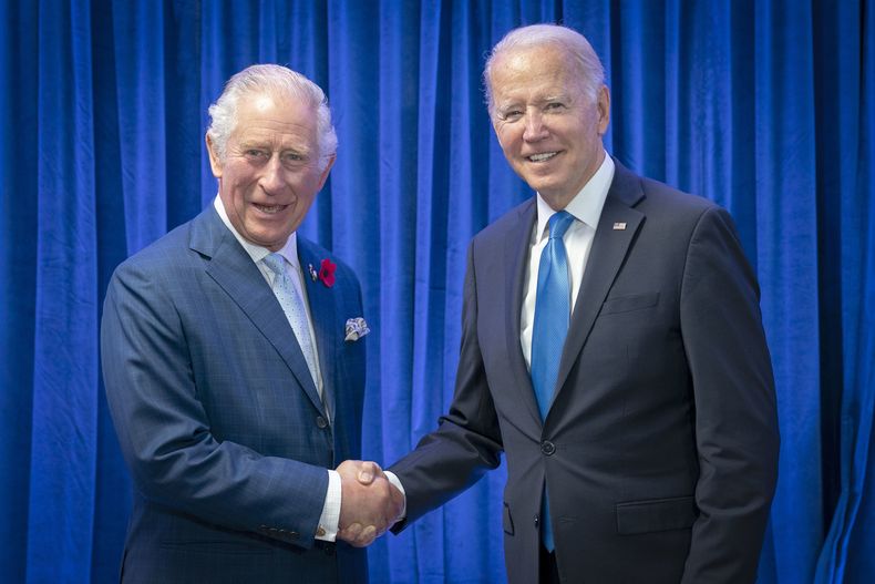 ARCHIVO - El entonces príncipe Carlos de Inglaterra, a la izquierda, recibe al presidente de Estados Unidos, Joe Biden, antes de su reunión bilateral en la cumbre climática COP26 en Glasgow, Escocia, el 2 de noviembre de 2021. (Jane Barlow/Pool Foto via AP, Archivo)