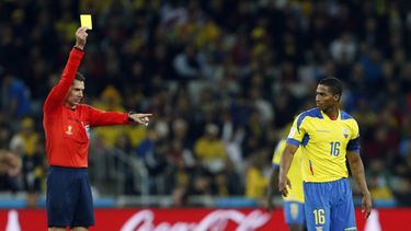 americateve | El &aacute;rbitro Benjamin Williams saca la tarjeta amarilla al ecuatoriano Antonio Valencia durante el encuentro entre Ecuador y Honduras en Curitiba, Brasil, durante la Copa Mundial, el 20 de junio del 2014. El 21, Manchester United anunci&oacute; que V