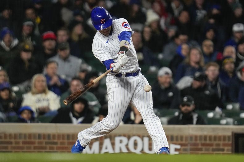 Yan Gomes de los Cachorros de Chicago batea un sencillo en la cuarta entrada del juego ante los Padres de San Diego el martes 25 de abril del 2023. (AP Foto/Erin Hooley)