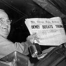 ARCHIVO - En esta foto de archivo del 4 de noviembre de 1948, el presidente Harry S. Truman en la estación Union de St. Louis sostiene una edición del día de las elecciones del Chicago Daily Tribune, que –basándose en los primeros resultados– anunciaba erróneamente Dewey derrota a Truman. (AP Foto/Byron Rollins, Archivo)