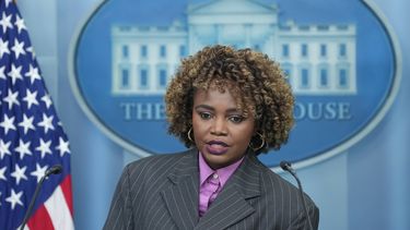 La secretaria de prensa de la Casa Blanca, Karine Jean-Pierre, durante la conferencia de prensa diaria, en Washington, el 7 de octubre de 2024. (AP Foto/Susan Walsh)
