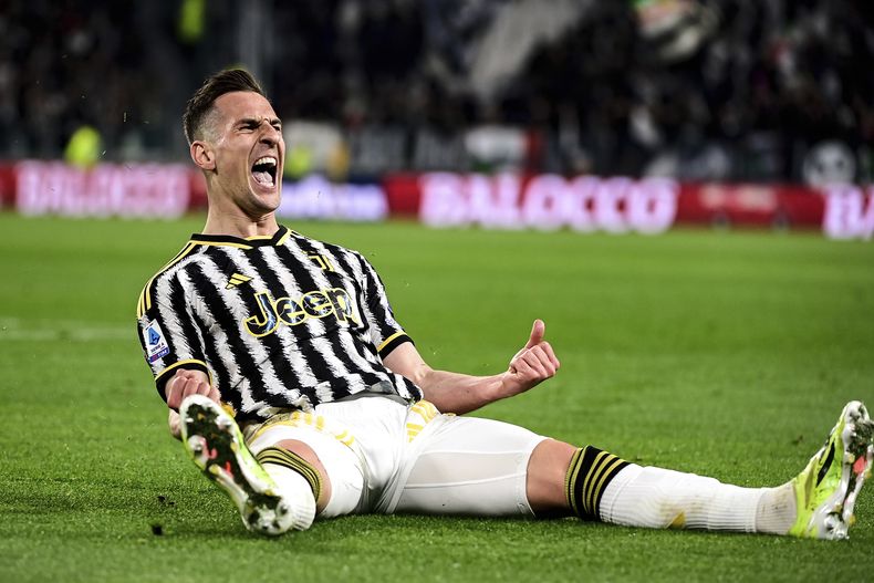 Arkadiusz Milik de la Juventus celebra anotar un gol, durante el partido de fútbol de la Serie A italiana entre Juventus y Atalanta en el Allianz Stadium en Turín, Italia, el domingo 10 de marzo de 2024. (Marco Alpozzi/LaPresse vía AP)