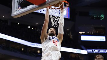 Clippers vapulean a Bucks; figuras de ambos descansan