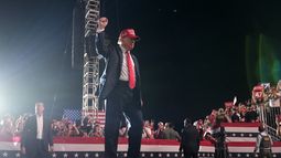 El candidato presidencial republicano, el expresidente Donald Trump, alza un puño durante un evento de campaña, el sábado 12 de octubre de 2024, en Coachella, California. (AP Foto/Alex Brandon)
