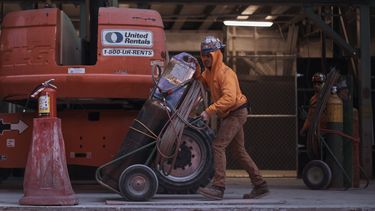 ARCHIVO - Trabajadores de construcción mueven equipos el 17 de enero de 2023, en Nueva York. (AP Foto/Andres Kudacki, Archivo)