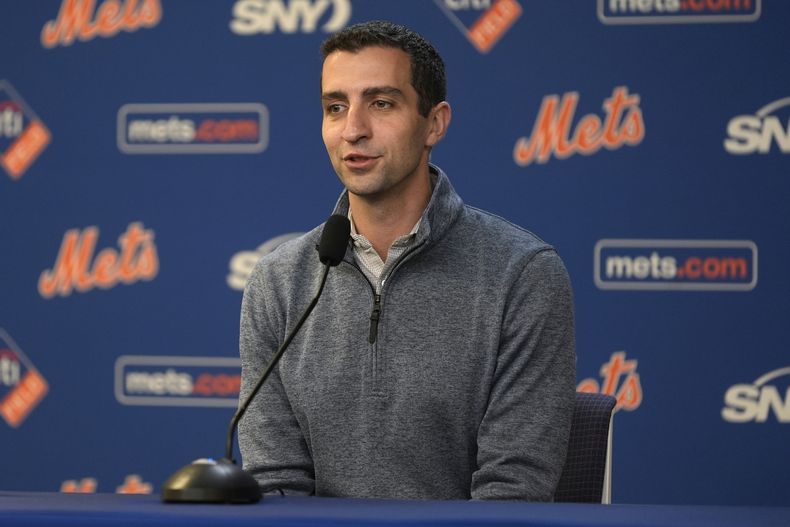 ARCHIVO - David Stearns, presidente de operaciones deportivas de los Mets de Nueva York, habla en una conferencia de prensa el martes 30 de julio de 2024 (AP Foto/Pamela Smith, archivo)