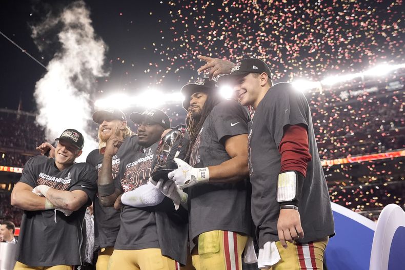 El corredor de los 49ers de San Francisc Christian McCaffrey celebra con el tight end George Kittle, el receptor Deebo Samuel, linebacker Fred Warner y quarterback Brock Purdy tras ganar el duelo de campeonato de la NFC el domingo 28 de enero del 2024. (AP Foto/Mark J. Terrill)