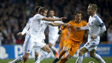 americateve | Cristiano Ronaldo, del Real Madrid, de naranja, conduce el bal&oacute;n entre jugadores del Copenhague durante un partido del Grupo B de la Liga de Campeones en el estadio Parken, en Copenhague, Dinamarca, el martes 10 de diciembre de 2013. (AP Foto/Polfo