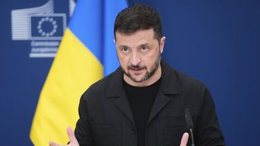 El presidente de Ucrania, Volodymyr Zelenskyy, habla durante una conferencia de prensa en la sede de la UE en Bruselas, Bélgica, el domingo 17 de agosto de 2025. (AP Foto)