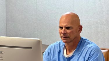 Lyle Menendez comparece ante la junta de libertad condicional por teleconferencia el viernes 22 de agosto de 2025, en el centro penitenciario Richard J. Donovan de San Diego. (Departamento de Correccionales de California a través de AP)