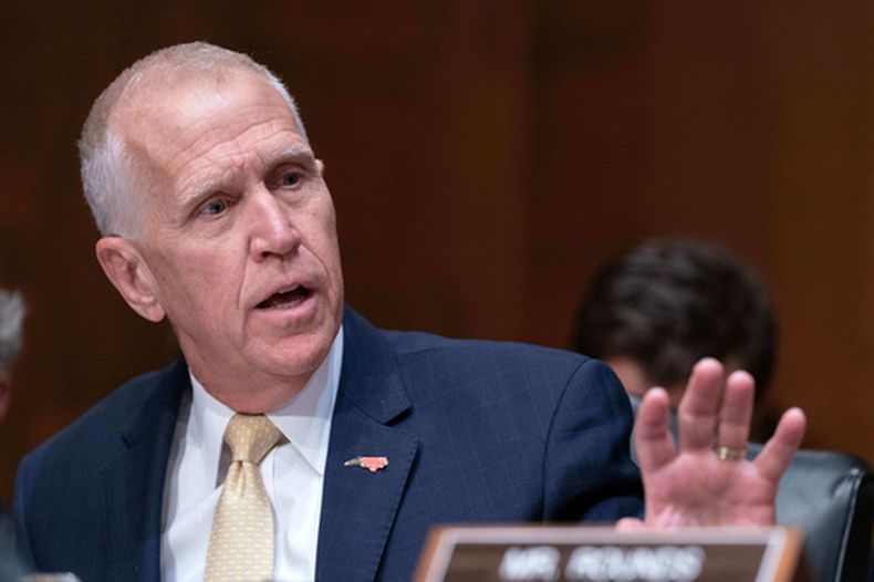 El senador republicano Thom Tillis en la audiencia sobre Kevin Warsh, candidato a ser presidente de las Reserva Federal, en el Congreso en Washington, el 21 de abril del 2026. (AP foto/Jose Luis Magana)