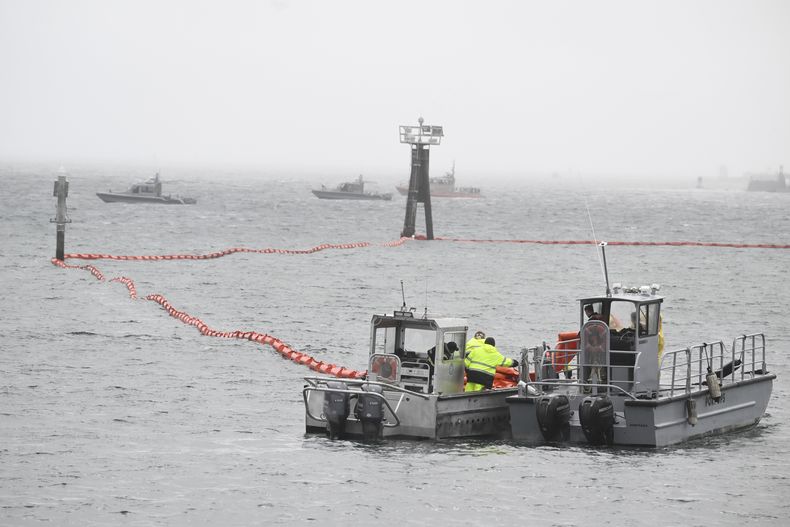 Embarcaciones de la Marina de Estados Unidos trabajan frente a la costa de Shelter Island, luego de que un avión de la Marina se estrelló en la bahía de San Diego, el miércoles 12 de febrero de 2025. (AP Foto/Denis Poroy)