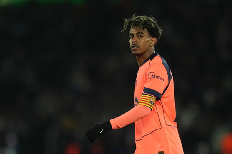 Lamine Yamal del Barcelona durante el partido contra el Paris Saint-Germain en la Liga de Campeones, el martes 20 de octubre de 2026. (AP Foto/Thibault Camus)