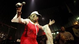 ARCHIVO - La cantante y animadora cubana Juana Bacallao, o Juana La Cubana, actúa en el café One-Eyed Cat en La Habana, Cuba, el 22 de mayo de 2010. Bacallao, quien hasta hace poco continuó actuando y haciendo presentaciones en escenarios cubanos, murió el sábado 24 de febrero de 2024, informó el Ministerio de Cultura de la isla. Tenía 98 años. (Foto AP/Javier Galeano, Archivo) ARCHIVO - La cantante y animadora cubana Juana Bacallao, o Juana La Cubana, actúa en el café One-Eyed Cat en La Habana, Cuba, el 22 de mayo de 2010. Bacallao, quien hasta hace poco continuó actuando y haciendo presentaciones en escenarios cubanos, murió el sábado 24 de febrero de 2024, informó el Ministerio de Cultura de la isla. Tenía 98 años. (Foto AP/Javier Galeano, Archivo)