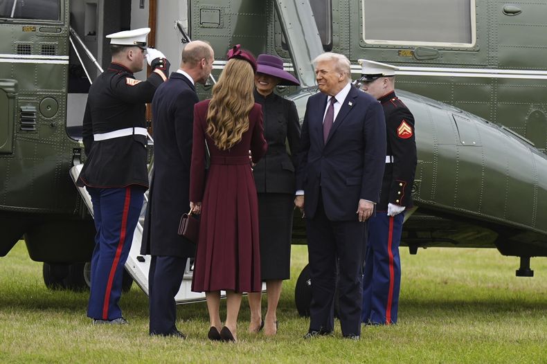 El príncipe Guillermo de Inglaterra y Kate, la princesa de Gales, a la izquierda, reciben al presidente Donald Trump y la primera dama, Melania Trump, en el castillo de Windsor, Inglaterra, el miércoles 17 de septiembre de 2025. (Aaron Chown/Pool Foto via AP)